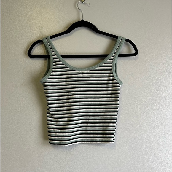 Junior’s Heart & Hips Sleeveless V-Neck Crop Top Size Small - Picture 3 of 3